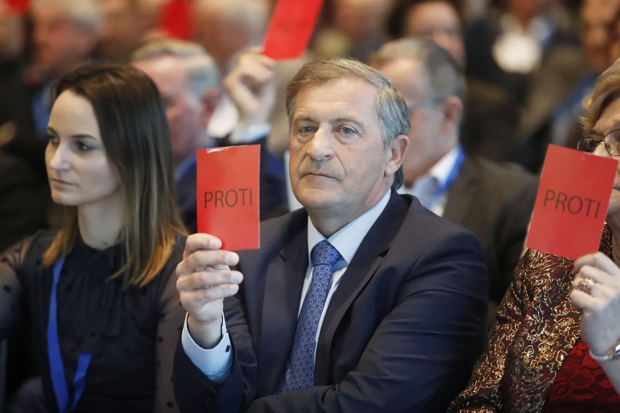 Fotografija: Karl Erjavec se minuli teden zaradi slabega počutja ni srečal z Jožetom P. Damijanom; sta se pa prvič dobila že pred nekaj tedni. FOTO: Leon Vidic/Delo