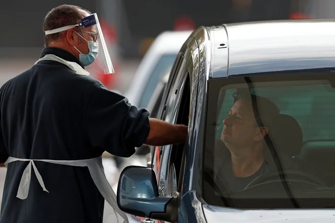 Testiranje na novi koronavirus v Chessingtonu (London). FOTO: Adrian Dennis/AFP