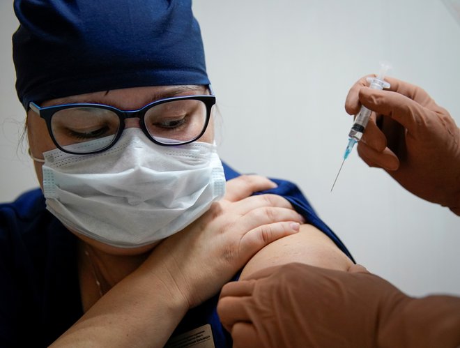 Cepljenje proti koronavirusu. FOTO: Tatyana Makeyeva/Reuters
