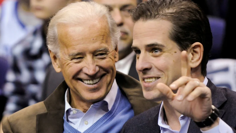 Fotografija: Demokratski kandidat Joe Biden in njegov sin Hunter med košarkarsko tekmo moštev univerze Georgetown in univerze Duke v Washingtonu leta 2010 FOTO: Jonathan Ernst/Reuters