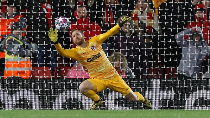 Fotografija: Atleticov vratar Jan Oblak uživa v šahovski primerjavi z Bayernom prednost z 1,5:0,5. FOTO: Phil Noble/Reuters