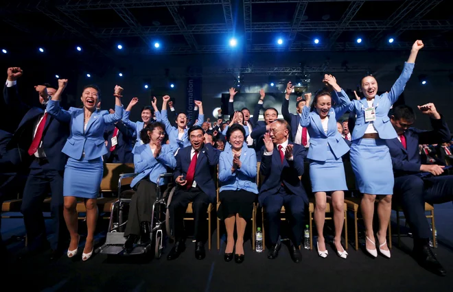 Mednarodni olimpijski komite je v Kuala Lumpurju julija 2015 razglasil organizatorja zimskih olimpijskih iger leta 2022. Izid &shy;glasovanja je bil tesen: 44 glasov za kitajsko prestolnico, 40 za kazahstanski Almati. Veselje kitajske delegacije je bilo burno.<br />
FOTO: Olivia Harris/Reuters