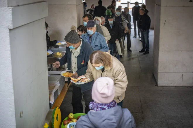 V fotogaleriji si poglejte utrinke prve noči, ko je veljala omejitev gibanja. FOTO: Voranc Vogel/Delo