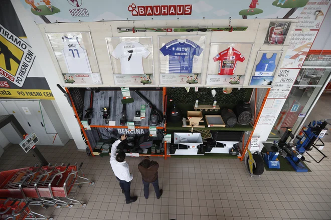 V Bauhausu pravijo, da v ospredju takih dražb niso športni rekviziti, ampak donacije. FOTO: Leon Vidic/Delo