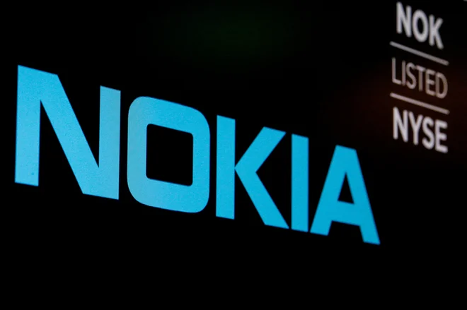 FILE PHOTO: The logo and ticker for Nokia are displayed on a screen on the floor of the New York Stock Exchange (NYSE) in New York, U.S., May 21, 2018. REUTERS/Brendan McDermid/File Photo Foto Brendan Mcdermid Reuters