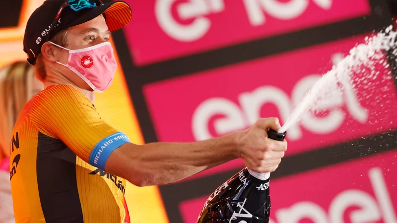 Fotografija: Jan Tratnik je bil na odru 16. etape na dirki po Italiji razumljivo prešerne volje. FOTO: Luca Bettini/AFP