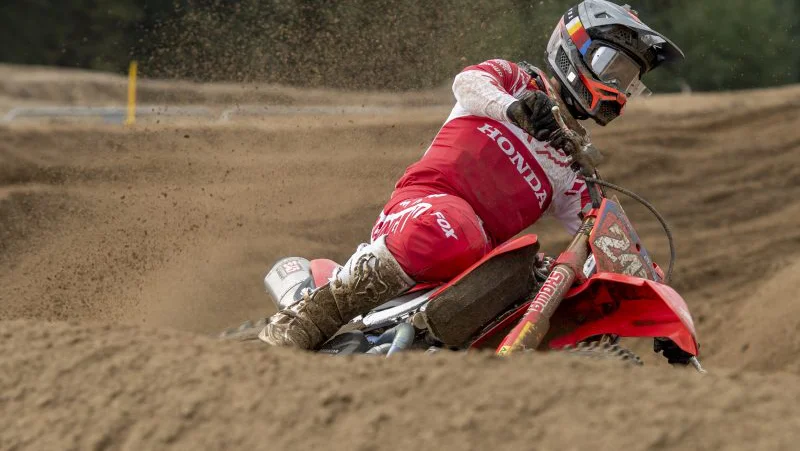 Fotografija: Tim Gajser se vse bolje znajde na mehki mivki, a napakam se ni mogel izogniti. FOTO: Honda Racing