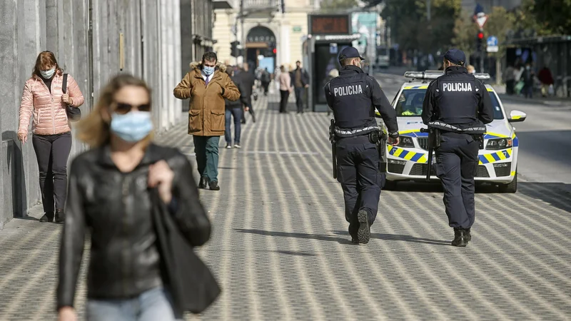 Fotografija: Javnim uslužbenci so po kolektivni pogodbi ob razglasitvi epidemije upravičeni do 65-odstotnega dodatka za delo v rizičnih razmerah. Foto Blaž Samec