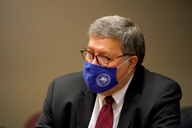 Državni tožilec William Barr je domnevno pritiskal, da bi bila tožba vložena še pred volitvami. FOTO: Reuters