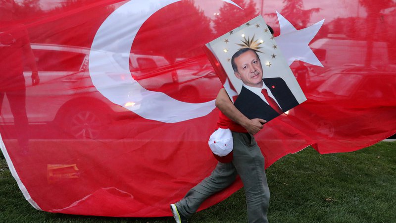 Fotografija: Podpornik vladajoče Stranke pravičnosti in razvoja (AKP) s portretom turškega predsednika Recepa Tayyipa Erdoğana
Foto: Goran Tomašević/Reuters