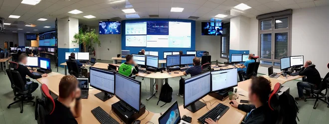 Strokovnjaki v Operativnem centru kibernetske varnosti Telekoma Slovenije analizirajo več kot milijardo dogodkov na dan. FOTO: arhiv Telekoma Slovenije