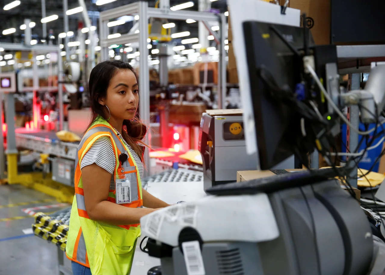 Fotografija: V predelovalni industriji uporabljajo umetno inteligenco za optimizacijo in avtomatizacijo procesov, v večini drugih panog pa si z njo pomagajo razumeti kupce in poslovne partnerje. FOTO: Lindsey Wasson/Reuters