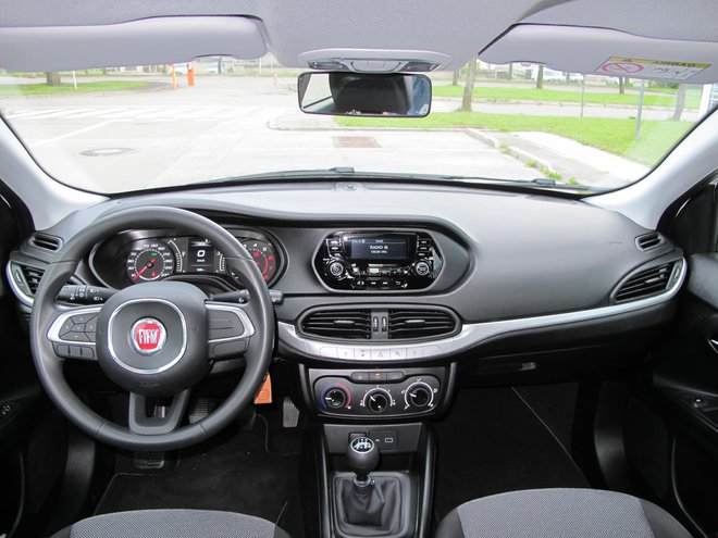 Armaturna plošča je klasična, voznikov delovni prostor zgledno ergonomski. FOTO: Blaž Kondža