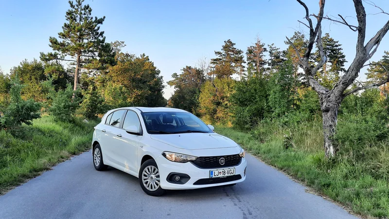 Fotografija: Fiat tipo je cenovno ugoden predstavnik »golfovega« razreda, še posebej kadar imamo opraviti z vstopno različico. FOTO: Blaž Kondža