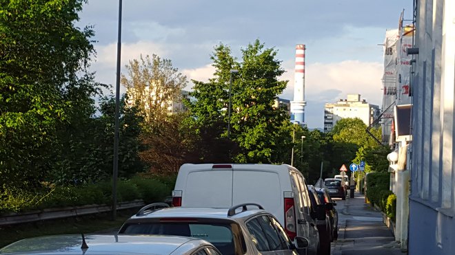 Največji onesnaževalci, promet in drugo kurjenje fosilnih goriv. FOTO: Borut Tavčar/Delo