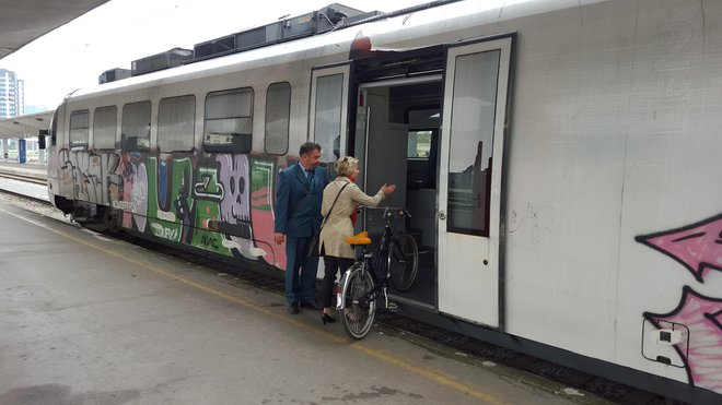 Hoja, kolesarjenje, železnica in električna vozila so rešitve za zrak. FOTO: Borut Tavčar/Delo