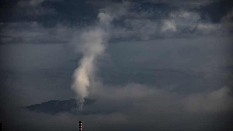Fotografija: Države naj za okrevanje in za zdravje odpravijo rabo fosilnih goriv. FOTO: Voranc Vogel/Delo