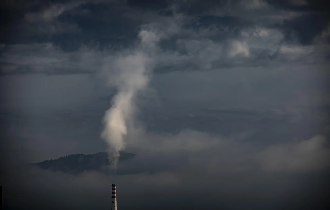 Fotografija: Države naj za okrevanje in za zdravje odpravijo rabo fosilnih goriv. FOTO: Voranc Vogel/Delo
