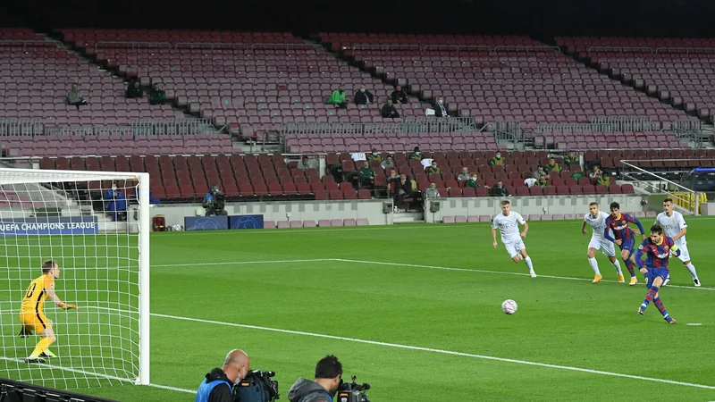 Fotografija: Trenutek, ko je Lionel Messi zabil svoj 116. gol v ligi prvakov, Ferencvaros pa je postal njegova že 36. stranka v tem Uefinem tekmovanju. FOTO: Lluis Gene/AFP