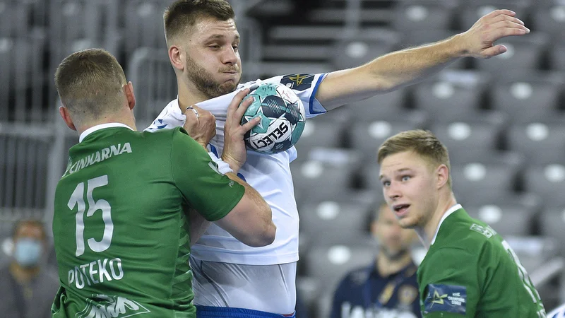 Fotografija: Zeleni celjski obrambni zid je zaustavil tudi solidnega Aleksa Vlaha. Foto Cropix