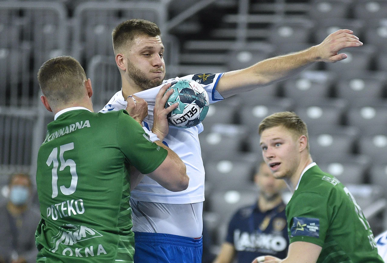 Fotografija: Zeleni celjski obrambni zid je zaustavil tudi solidnega Aleksa Vlaha. Foto Cropix