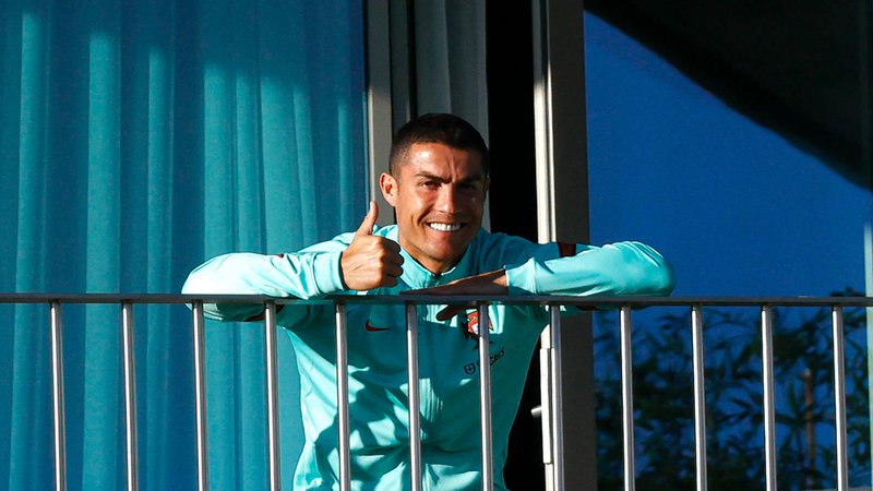 Fotografija: Cristiano Ronaldo je najprej pomahal svojim privržencem na Portugalskem, kjer se je okužil s covidom-19, nato pa odletel v Italijo, da bi se pripravil za snidenje z Lionelom Messijem. FOTO: Diogo Pinto/AFP