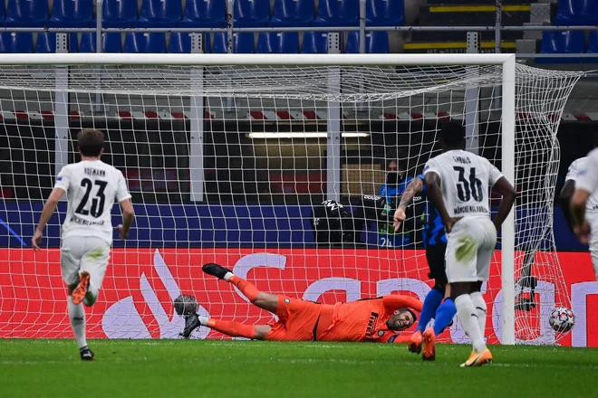 Alžirski branilec Rami Bensebaini (ni ga na fotografiji) je takole matiral Interjevega vratarja Samirja Handanovića. FOTO: Miguel Medina/AFP