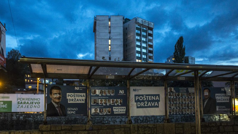Fotografija: Kljub razsajanju virusa volilna kampanja v BiH ni dosti drugačna od prejšnjih. Slika iz Sarajeva je sicer stara dve leti, a politiki tudi tokrat govorijo o poštenju, ravnajo pa nepošteno. Foto Voranc Vogel