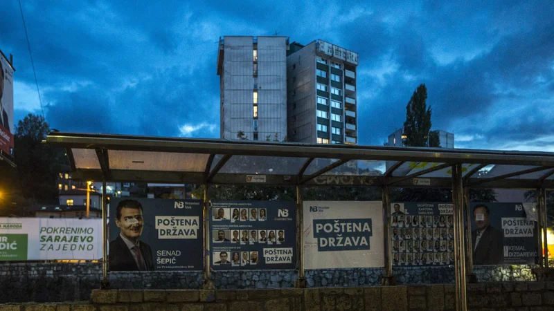 Fotografija: Kljub razsajanju virusa volilna kampanja v BiH ni dosti drugačna od prejšnjih. Slika iz Sarajeva je sicer stara dve leti, a politiki tudi tokrat govorijo o poštenju, ravnajo pa nepošteno. Foto Voranc Vogel
