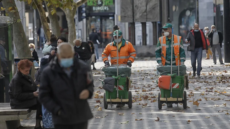 Fotografija: V dobro nas samih, naših najbližjih in v dobro skupnosti je prav, da smo glede upoštevanja ukrepov vsi na istem bregu, pravi celjska podžupanja Breda Arnšek. FOTO: Blaž Samec/Delo