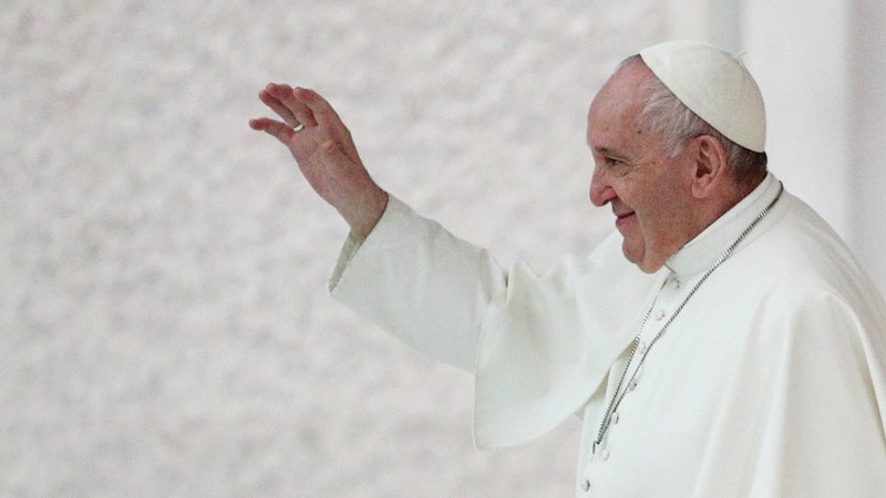 Fotografija: Papež Frančišek je prvič javno podprl istospolne zakonske zveze.  FOTO: Guglielmo Mangiapane/Reuters