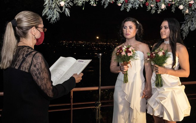 Alexandra Quiros in Dunia Araya sta bili prvi istospolni partnerici, ki sta se 26. maja letos v Kostariki lahko uradno poročili. Tega dne je začel v državi veljati zakon, ki dovoljuje istospolne poroke. FOTO: Ezequiel Becerra/AFP