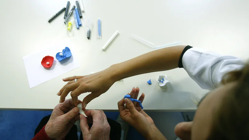 Fotografija: Ker je postelj v psihiatričnih ustanovah manj, so morali ponekod omejiti sprejeme. FOTO: Blaž Samec/Delo