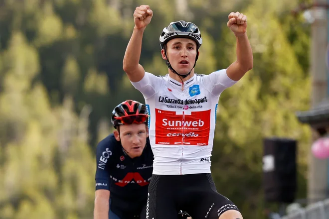 Jai Hindley je v šprintu ugnal Taa Geoghegana Harta. FOTO: Luca Bettini/AFP