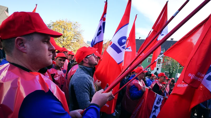 Fotografija: Sindikat je pozval naj »postavimo vsaj tokrat človeka pred kapital.« (Fotografija je simbolična.) FOTO: Regent Tadej/Delo