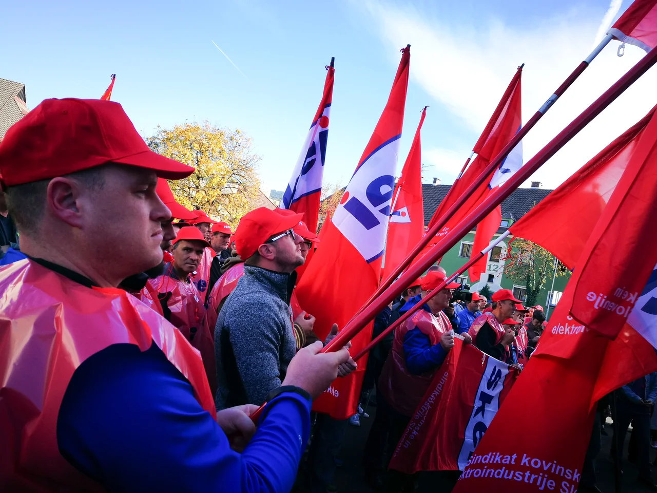 Fotografija: Sindikat je pozval naj »postavimo vsaj tokrat človeka pred kapital.« (Fotografija je simbolična.) FOTO: Regent Tadej/Delo
