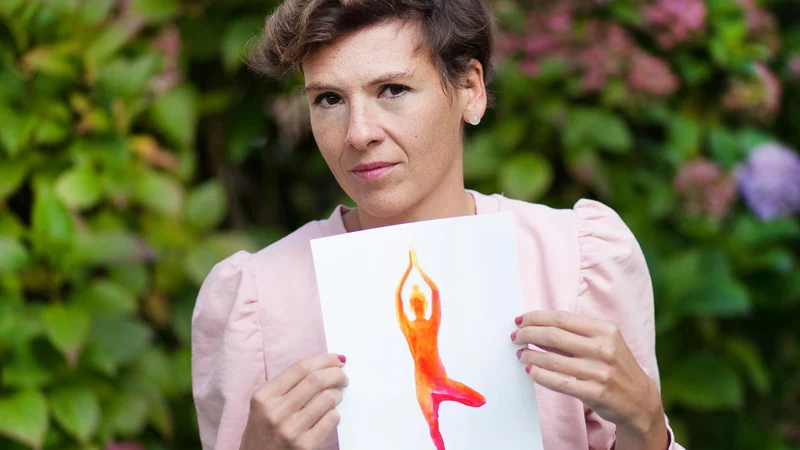 Fotografija: Kaja in jogistično drevo FOTO: Ivo Avberšek