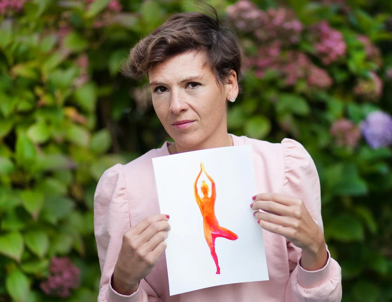Fotografija: Kaja in jogistično drevo FOTO: Ivo Avberšek