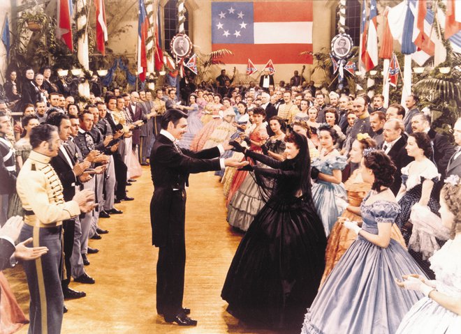 V filmu <em>V vrtincu</em> si je Scarlett O'Hara (Vivien Leigh) v črni obleki dovolila plesati z Rhettom Butlerjem (Clark Gable). Foto promocijsko gradivo
