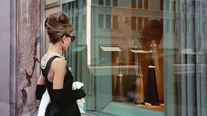 Šestdeseta leta so prinesla eno najslavnejših črnih oblek vseh časov, ki jo je Hubert de Givenchy zasnoval za Holly Golightly oziroma Audrey Hepburn v filmu Zajtrk pri Tiffanyju. Foto promocijsko gradivo