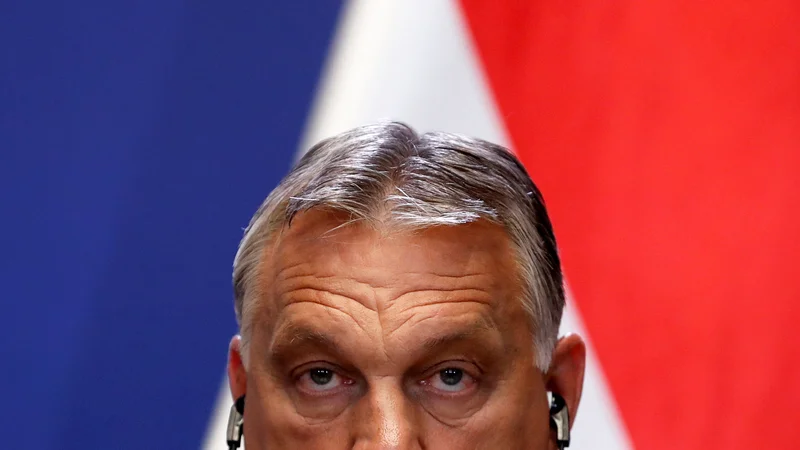 Fotografija: »Nisem eden tistih občutljivih intelektualcev ... v meni je nekaj grobosti, ki sem jo prinesel od spodaj. Toda to ni pomanjkljivost, z dna prihaja večina ljudi.«
(Viktor Orbán, 1993) FOTO: Bernadett Szabo/Reuters