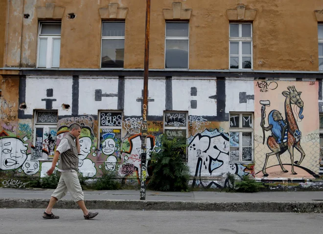 Metelkovo 6 naj bi izpraznili, ker bodo stavbo obnovili. V proračunu za leti 2021 in 2022 denarja za obnovi ni. Foto Uroš Hočevar/Delo