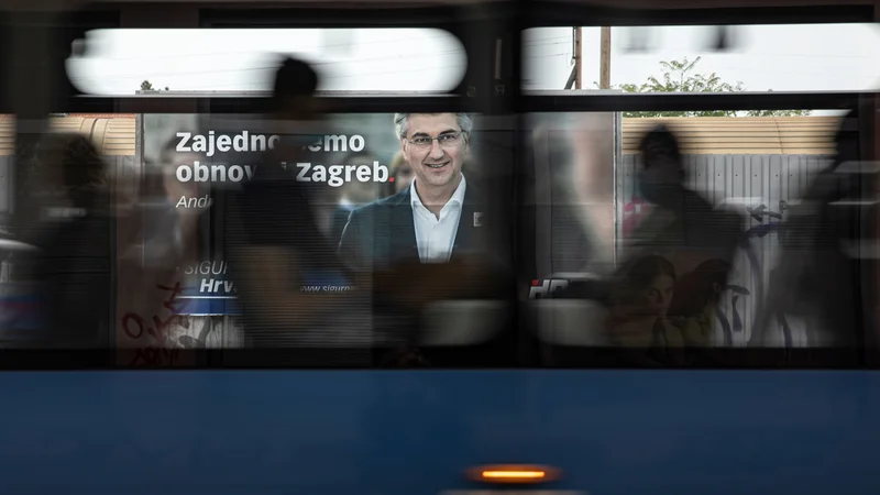 Fotografija: Vtis napetih razmer na Hrvaškem še poglablja besedna vojna med premierom Andrejem Plenkovićem in predsednikom republike Zoranom Milanovićem. Foto: Marko Djurica/Reuters