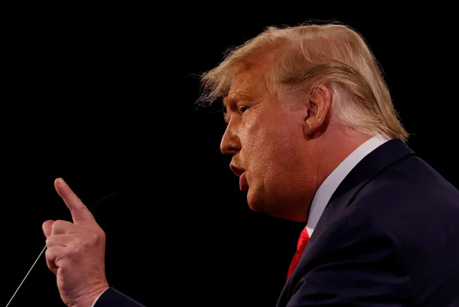 Republikanski predsednik Donald Trump med debato. FOTO: Jim Bourg/Reuters
