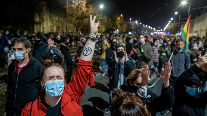 Fotografija: Protestniki na Poljskem so nemočni proti vodstvu države, ki vztrajno krči pravice žensk. FOTO: Wojtek Radwanski/AFP