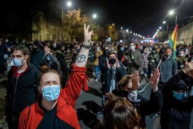 Protestniki na Poljskem so nemočni proti vodstvu države, ki vztrajno krči pravice žensk. FOTO: Wojtek Radwanski/AFP