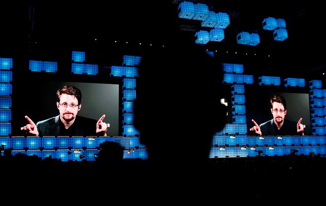 Snowden se je na lanski tehnološki konferenci <em>Web </em><em>Summit</em> v Lizboni v živo prek spleta oglasil iz Rusije. Foto: Rafael Marchante/Reuters