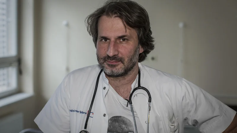 Fotografija: Poklicno doktor medicinskih znanosti in direktor, zasebno scenarist, dramatik, glasbenik, kolumnist in še kaj, vse to je Marko Pokorn. FOTO: Voranc Vogel/Delo