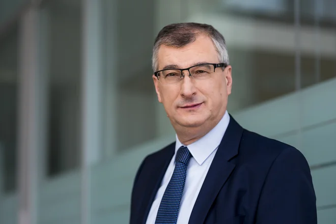 Epidemija novega koronavirusa je poleg zavedanja o pomenu zdravja in varnosti v ospredje postavila tudi solidarnost in empatijo. V Iskratelu že nekaj let končujemo leto z dobrodelnimi pobudami, v katerih sodelujemo zaposleni. Letos pa smo se glede na razmere odločili, da se odpovemo poslovnim darilom in del sredstev namenimo za pomoč socialno ogroženim družinam z območja Gorenjske,&laquo; je povedal Željko Puljić, glavni direktor Iskratela. FOTO: Iskratel