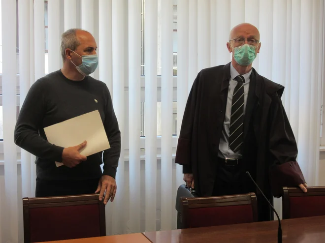 Aleksander Jančar (levo) in njegov odvetnik Stojan Zdolšek. FOTO: Špela Kuralt/Delo